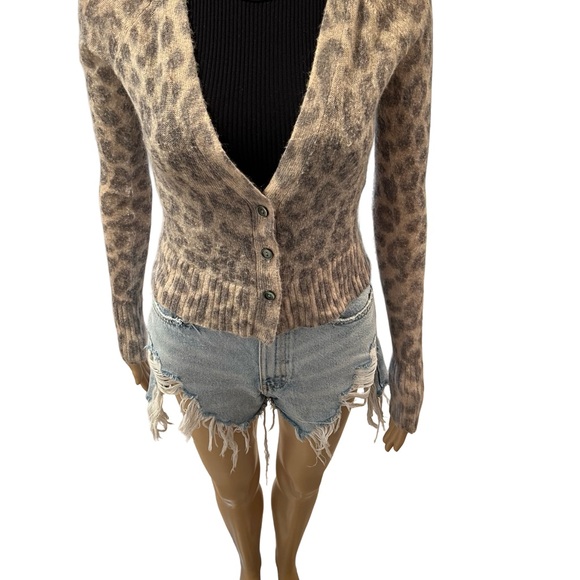 Adorable cheetah print cashmere cardigan - Picture 5 of 8